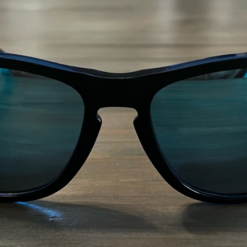 Men's Oakley Frogskin Blue Mirrored Lens Sunglasses with Black Frame - Picture 5 of 5
